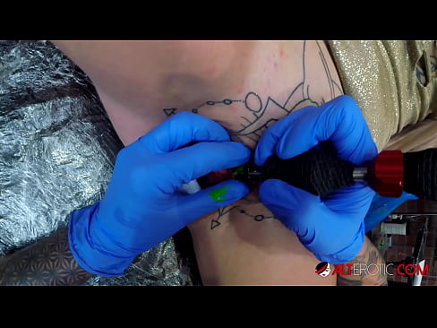 ❤️ Ekstreme tatuita varmulo Sully Savage ricevis tatuon sur sia klitoro Sekso ĉe ni ️❤
