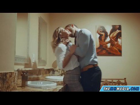 ❤️ Kiam belplena blondulo delogas vin en publika necesejo Sekso ĉe ni ️❤